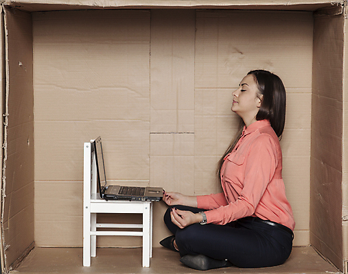 포토 JPG 해외이미지 전신 백인 여자 의자 한명 성인 옆모습 노트북 상자 사무실 업무 비즈니스우먼 가부좌 갇힘 답답함 성인여자한명만 해외포토 서양인 1 뷰포인트 가구 비즈니스 모션 사람 앉기 전자제품 작업 직장인 감각 여자한명만 성인여자만 파일형식 이미지허브
