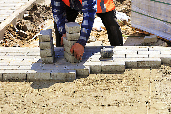 포토 JPG 해외이미지 손 산업 길 선 포장 벽돌 노동자 거리 직장 사람 사람없음 야외 모래사장 쌓기 블록 장비 바위 공구 도시 업무 보행로 수리 측정 준비 위치 단상 내추럴 건축업자 석공 해외포토 직업 건축 바다 회사 모션 신체부위 돌_바위 도구 작업 파일형식 이미지허브