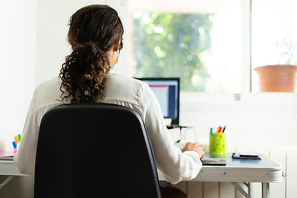 포토 JPG 해외이미지 직업 여자 교육 행복 이어폰 비즈니스 통신 회의 주택 말하기 대화 한명 사람 노트북 스마트폰 컴퓨터 사무실 디지털 헤드폰 듣기 업무 작업 비즈니스우먼 센터 중개인 사이버 전화기 고객 서비스 상담 텔레마케팅 부름 온라인 동영상 운영자 지원 프리랜서 브라질사람 해외포토 1 감정 음향기기 모션 건물 전자제품 핸드폰 스마트기기 직장인 서비스업 파일형식 이미지허브
