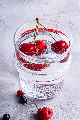 포토 JPG 해외이미지 잔 사람없음 투명 체리 탄산음료 산딸기 베리 콘크리트 탄산수 해외포토 식기 음료 과일 물 탄산 파일형식 이미지허브