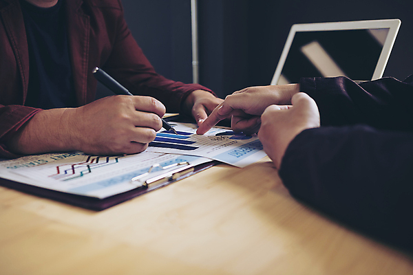 포토 JPG 해외이미지 교육 종이 컨셉 일러스트 비즈니스 통신 통계 탁자 성공 회의 대화 협상 사람없음 금융 노트북 자료 방 정보 업무 비즈니스맨 발표 플랫 결과 계획 토론 수집 보고서 문서 개발 경영 방법 브레인스토밍 해외포토 남자 가구 말하기 경제 전자제품 작업 직장인 파일형식 이미지허브