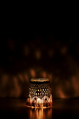 포토 JPG 해외이미지 패턴 촛불 추상 조명 주택 함께함 실내 따뜻함 창조 그림자 사람없음 내부 장식 빛 인테리어 새벽 등불 램프 화려 뜨개질 코드 야간 저녁 편안함 매듭 문학 짜임 빛망울 연소 광 핸드메이드 화상 스타일 해외포토 자연요소 디자인 컨셉 무늬 초 취미 건물 감각 상처 파일형식 이미지허브