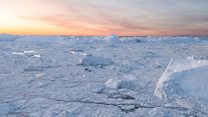 포토 JPG 해외이미지 여행 백그라운드 겨울 자연 안테나 풍경 사람없음 야외 물 여름 파란색 글로벌 여행객 환경 얼음 탐험 흰색 변화 크루즈 북극 빙하 빙산 북쪽 그린란드 드론 원정 해외포토 자연요소 계절 컬러 섬 컨셉 배_교통 통신 덴마크 사람 극지방 방향 생태계 파일형식 이미지허브