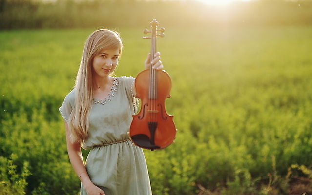 포토 JPG 해외이미지 직업 여자 행복 악기 음악 자연 놀이 미술 한명 사람 취미 맑음 소리 일몰 공연 음악가 골동품 기구 클래식 바이올린 예술가 바이올리니스트 교향곡 멜로디 뮤지컬 해외포토 1 감정 컨셉 현악기 날씨 문화예술 이벤트 노을 연주자 생태계 파일형식 이미지허브