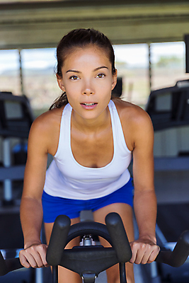 포토 JPG 해외이미지 라이프스타일 여자 스포츠 운동화 신체 다이어트 교실 운동선수 실내 건강 한명 사람 동양인 운동 자전거 기계 장비 도전 센터 승차 집중 연습 체육관 순환 다인종 사이클링 전력질주 해외포토 1 교육 신발 컨셉 학교 모션 인종 내부 생활 바이크 육상스포츠 파일형식 이미지허브