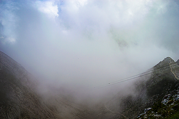 포토 JPG 해외이미지 계절 실루엣 유럽 여행 백그라운드 자연 하늘 아침 날씨 산 파노라마 사람 사람없음 야외 가로 초록색 파란색 빛 뷰티 환경 어둠 침묵 하이킹 안개 흰색 고독 순수 산등성이 오르기 부드러움 멀리 내추럴 뿌연 웅장함 수평선 완전 해외포토 주간 감정 나라 컬러 컨셉 모션 레저 촬영기법 소리 감각 생태계 파일형식 이미지허브