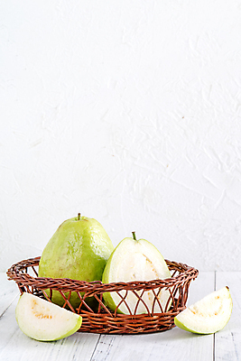 포토 JPG 해외이미지 그릇 과일 단면 실내 사람없음 바구니 흰배경 슬라이스 과일조각 구아바 해외포토 식기 조각 백그라운드 내부 흰색 열대과일 파일형식 이미지허브