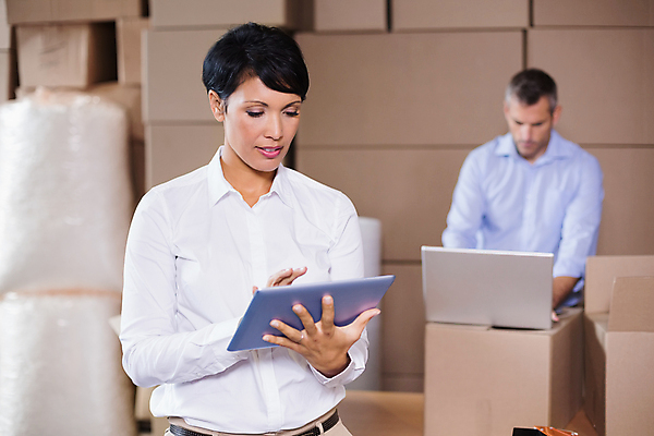 포토 JPG 해외이미지 백인 여자 남자 40대 중년 실내 들기 상반신 성인 두명 앞모습 30대 노트북 상자 태블릿 비즈니스우먼 확인 물류창고 해외포토 서양인 뷰포인트 비즈니스 모션 사람 내부 장년 전자제품 스마트기기 직장인 창고 파일형식 이미지허브