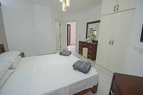 포토 JPG 해외이미지 벽 가구 건축양식 베개 탁자 아파트 주택 실내 사람없음 내부 목재 빛 인테리어 수건 반사 갈색 침실 거울 방 회색 침대 램프 고급 매트리스 해외포토 나무 디자인 건축 컬러 생활용품 컨셉 재료 침구 조명 건물 위생용품 파일형식 이미지허브