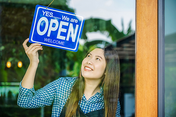 포토 JPG 해외이미지 직업 여자 행복 아시아 비즈니스 사업가 유리 직장 한명 미소 동양인 성인 문 상점 식당 칠판 앞치마 카페 오픈 자신감 닫기 웨이트리스 서비스 사인 환영 히스패닉 소매 주인 해외포토 1 감정 나라 회사 모션 재질 표정 사람 인종 종업원 파일형식 이미지허브