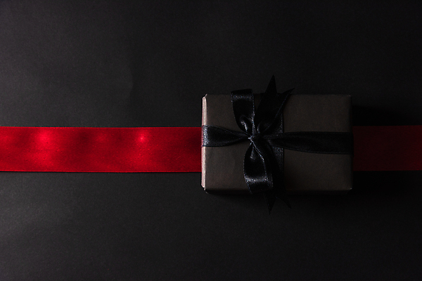 포토 JPG 해외이미지 디자인 배너 계절 리본 종이 백그라운드 컨셉 크리스마스 휴가 선물 사람없음 장식 빨간색 쇼핑 상자 유행 세일 우주 검은색 어둠 놀람 축하 신용카드 생일 플랫 고급 정상 심볼 활 과거 패키지 추수감사절 소매 승진 고립 금요일 포장소품 블랙프라이데이 제의 미니멀 해외포토 기념일 감정 기독교 컬러 포장 데이이벤트 표정 금융 오브젝트 요일 포장재료 파일형식 이미지허브