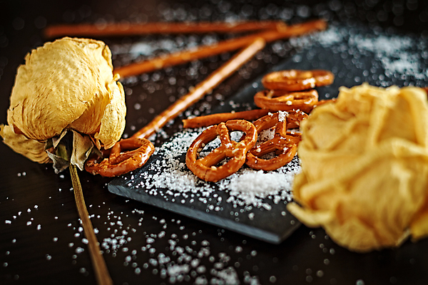 포토 JPG 해외이미지 검은배경 실내 사람없음 아웃포커스 소프트포커스 드라이플라워 막대과자 브레첼 미니프레즐 해외포토 꽃 백그라운드 디저트 촬영기법 내부 과자 검은색 파일형식 이미지허브