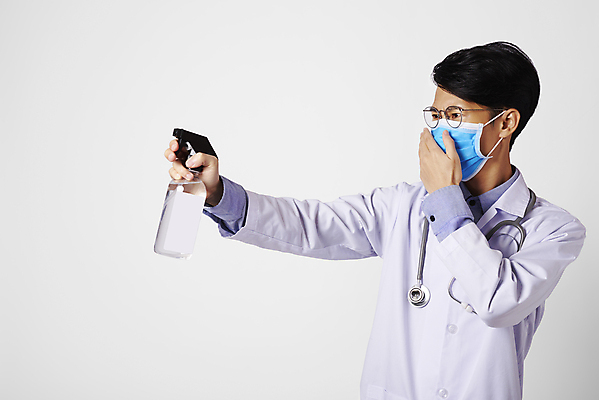 포토 JPG 해외이미지 남자 마스크 한명 상반신 성인 의사 뿌리기 흰배경 분무기 소독제 위생관리 성인남자한명만 해외포토 1 백그라운드 모션 관리 사람 의료진 흰색 남자한명만 성인남자만 파일형식 이미지허브