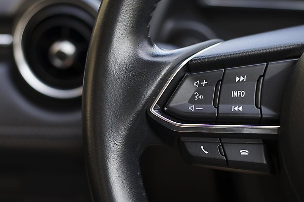 포토 JPG 해외이미지 손 디자인 컨셉 교통시설 자동차 새로움 손잡이 안전 사람없음 내부 스마트폰 디지털 검은색 소리 장비 운전 판넬 바퀴 운전사 고급 연결 가죽 하락 전화기 심볼 묘사 수화기 오디오 시스템 부름 스위치 위로 대답 무료 자동 제어 방식 해외포토 직업 육상교통 컬러 교통 모션 신체부위 전자제품 핸드폰 스마트기기 시설 파일형식 이미지허브