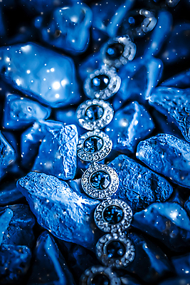 포토 JPG 해외이미지 장신구 팔찌 실내 사람없음 조약돌 화려 우아함 보석 파란배경 다이아몬드 해외포토 백그라운드 컨셉 내부 파란색 돌_바위 광석 파일형식 이미지허브