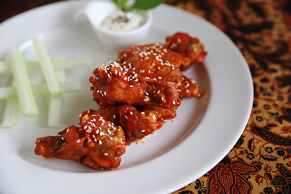 포토 JPG 해외이미지 실내 사람없음 양념치킨 샐러리 닭날개 미국음식 버팔로윙 해외포토 채소 서양음식 내부 치킨 닭고기 파일형식 이미지허브