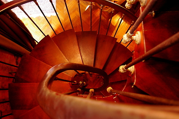 포토 JPG 해외이미지 디자인 유럽 곡선 난간 실내 따뜻함 나선형 사람없음 내부 목재 갈색 계단 프랑스 소용돌이 원형 우아함 발자국 오르기 단계 프랑스어 굴곡 되감기 철책 내려보기 해외포토 도형 나무 문자 나라 선 컬러 컨셉 무늬 재료 자국 모션 회오리 파일형식 이미지허브