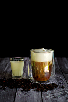 포토 JPG 해외이미지 접시 디자인 커피 음료 음식 백그라운드 유리 탁자 아침 콩 요리 미술 사람없음 목재 컵 갈색 검은색 어둠 이탈리아 거품 카페 우유 머그컵 흰색 신선 뜨거움 액체 달콤 맛 아침식사 혼합 설탕 굽기 컵받침 크림 상쾌 아로마 카푸치노 카페테리아 에스프레소 라떼 모카 카페인 해외포토 주간 나무 식기 감정 유럽 컬러 가구 컨셉 재료 재질 문화예술 유제품 곡류 상점 식사 구이 받침대 파일형식 이미지허브