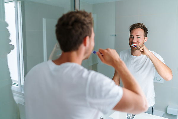 포토 JPG 해외이미지 1 라이프스타일 응시 남자 행복 아침 아파트 주택 실내 건강 한명 미소 사람 20대 성인 일상 목욕 거울 방 욕실 흰색 잡기 붓 최고 입 치아 칫솔 청소 부식 싱글 치과의사 반죽 치약 나쁜 돌봄 위생관리 해외포토 주간 시선 감정 컬러 모션 표정 관리 청년 내부 건물 라이프 생활 신체부위 위생용품 청결 의사 소화기관 파일형식 이미지허브