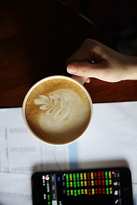 포토 JPG 해외이미지 손 그래프 들기 신체부위 스마트폰 주식 커피잔 분석 투자 해외포토 커피 컨셉 비즈니스 모션 잔 사람 금융 핸드폰 스마트기기 파일형식 이미지허브