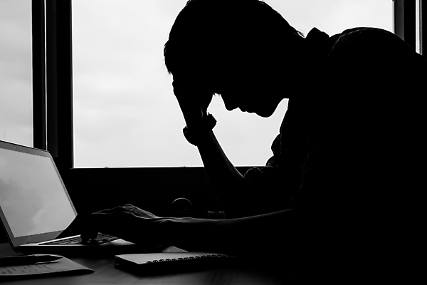 포토 JPG 해외이미지 라이프스타일 응시 남자 실루엣 종이 컨셉 생각 탁자 노동자 주택 직장 사람 사람없음 노트북 컴퓨터 사무실 펜 공책 슬픔 업무 비즈니스맨 가난 나쁜 해외포토 직업 시선 감정 가구 회사 비즈니스 문구용품 촬영기법 건물 생활 전자제품 필기구 작업 직장인 파일형식 이미지허브