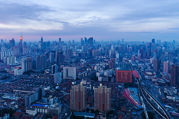 포토 JPG 해외이미지 아시아 비즈니스 건축양식 하늘 아침 안테나 파노라마 사람없음 건물 파란색 도시풍경 고층빌딩 중국 기차 도시 잠 상하이 지역 스카이라인 이웃 개발 드론 해외포토 주간 건축물 건축 나라 육상교통 컬러 통신 대중교통 촬영기법 풍경 빌딩 파일형식 이미지허브