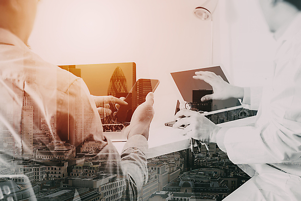 포토 JPG 해외이미지 백인 교육 청진기 건강 병원 사람 성인 사람없음 노트북 스마트폰 컴퓨터 사무실 알약 약 자료 시험 환자 의사 잡기 질병 토론 스마트 책상 상담 약속 처방 방문 테라피 돌봄 정신과의사 해외포토 서양인 가구 컨셉 비즈니스 의학 의료기기 모션 전자제품 핸드폰 스마트기기 뷰티 의료진 파일형식 이미지허브