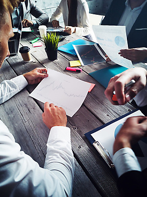 포토 JPG 해외이미지 직업 비즈니스 통계 탁자 그래프 설계 직장 사람 여러명 그래픽 금융 사무실 펜 자료 정보 성장 업무 작업 비즈니스맨 비즈니스우먼 원형 그룹 계획 토론 분석 보고서 문서 투자 개발 경영 마케팅 수입 통일 스타일 브레인스토밍 해외포토 도형 여자 남자 가구 다수 컨셉 회사 경제 필기구 직장인 파일형식 이미지허브