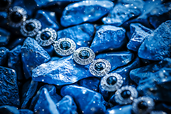 포토 JPG 해외이미지 장신구 팔찌 실내 사람없음 조약돌 화려 우아함 보석 파란배경 다이아몬드 해외포토 백그라운드 컨셉 내부 파란색 돌_바위 광석 파일형식 이미지허브