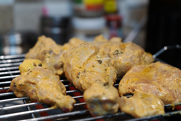 포토 JPG 해외이미지 음식 재료 불 양파 파프리카 육류 요리 사람없음 식사 치킨 시골 뜨거움 꼬치 그릴 소프트포커스 바비큐 굽기 보케 건강식 점심식사 케밥 핸드메이드 화상 카피스페이스 해외포토 자연요소 채소 식재료 주방용품 촬영기법 공백 상처 구이 닭고기요리 파일형식 이미지허브