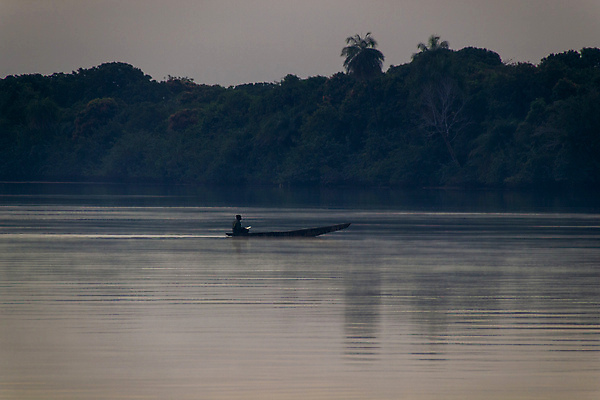 포토 JPG 해외이미지 실루엣 여행 백그라운드 아프리카 자연 하늘 아침 낚시 사람없음 야외 물 강 일출 보트 낚시꾼 해외포토 주간 자연요소 나라 배_교통 레저 촬영기법 노을 생태계 파일형식 이미지허브