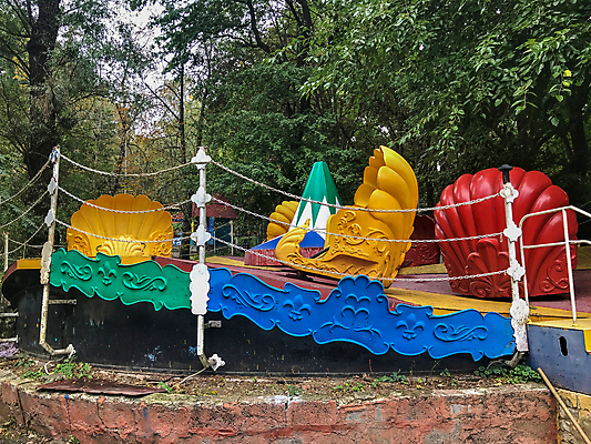 포토 JPG 해외이미지 주간 나무 식물 행복 잎 휴식 앉기 사람없음 야외 맑음 놀이공원 놀이기구 버리기 주말 해외포토 자연요소 감정 컨셉 모션 날씨 테마파크 파일형식 이미지허브