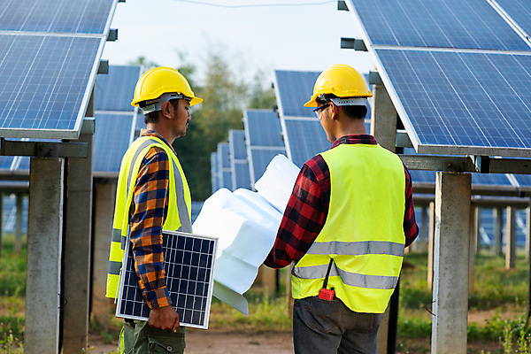 포토 JPG 해외이미지 식물 산업 비즈니스 사업가 하늘 지붕 미래 노동자 세포 두명 초록색 빛 터치패드 태양 힘 재활용 에너지 판넬 그룹 기술자 엔지니어 감독 확인 그림 생태계 레이아웃 보안 태양에너지 전자 공학 설정 혁명 생태학 설치 센서 수집가 해외포토 자연요소 직업 교육 컬러 컨셉 안전 사람 그린에너지 친환경 파일형식 이미지허브