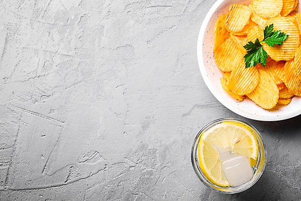 포토 JPG 해외이미지 회색배경 실내 사람없음 하이앵글 감자칩 카피스페이스 인퓨즈드워터 해외포토 뷰포인트 백그라운드 내부 과자 공백 회색 칩_음식 파일형식 이미지허브