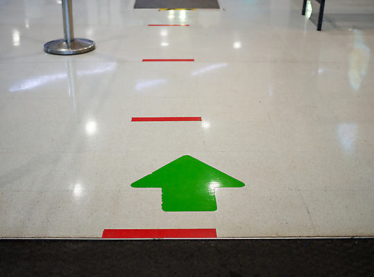 포토 JPG 해외이미지 잡화 선 백그라운드 컨셉 거리 바닥 실내 건강 안전 사람 사람없음 쇼핑 건강관리 상점 대기 열 사회 수비 보호 질병 인쇄 위험 발자국 고객 연습 예방 공포 감염 일반 서명 슈퍼마켓 소셜 양발 전염병 제어 해외포토 의학 자국 모션 관리 내부 공동체 파일형식 이미지허브