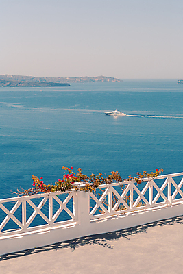포토 JPG 해외이미지 라이프스타일 바다 섬 여행 요트 하늘 휴가 사람없음 물 파란색 맑음 흰색 만 보트 고급 큼 크루즈 갑판 지중해 그리스 함선 네비게이션 산토리니 그리스인 뱃놀이 코르푸 해외포토 자연요소 서양인 유럽 컬러 컨셉 배_교통 날씨 생활 전통놀이 크기 파일형식 이미지허브