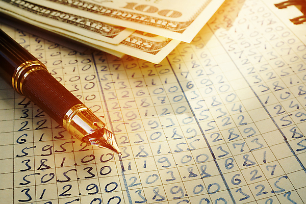 포토 JPG 해외이미지 종이 컨셉 돈 비즈니스 탁자 성공 설계 사람없음 금융 경제 사무실 숫자 자료 저축 계산기 업무 비즈니스맨 계산 가격 분석 투자 이익 회계 계산서 세금 예산 회계사 비용 해외포토 직업 문자 남자 가구 문구용품 장비 작업 직장인 재산 파일형식 이미지허브