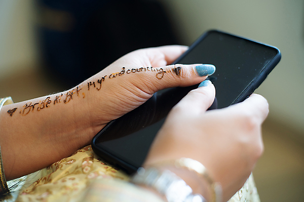 포토 JPG 해외이미지 백인 전통 라이프스타일 손 여자 기념일 남자 행복 감정 포즈 결혼 손가락 결혼식 함께함 사람 정장 이벤트 사람없음 가로 스마트폰 우정 흰색 인사 반지 아내 황금 우아함 저녁 연결 보석 인도인 손목시계 개성 약혼 팔 들러리 해외포토 서양인 외국인 옷 시계 컬러 컨셉 장신구 동양인 생활 신체부위 친구 핸드폰 스마트기기 예절 야간 광석 약속 하객 파일형식 이미지허브