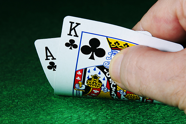 포토 JPG 해외이미지 손 근접촬영 신체부위 잡기 트럼프 도박 포커 해외포토 뷰포인트 모션 사람 놀이용품 게임 파일형식 이미지허브