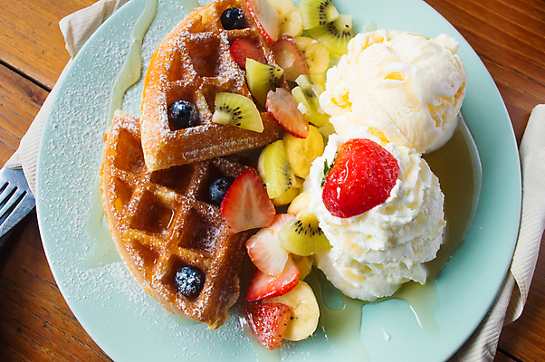 포토 JPG 해외이미지 접시 열매 음식 과일 딸기 아침 디저트 건강 사람없음 빨간색 파란색 컬러풀 쌓기 과자 식사 침묵 흰색 대접 신선 황금 달콤 맛 아침식사 인스턴트 먹기 준비 블루베리 정사각형 벨기에 시럽 와플 내추럴 정물화 페스츄리 해외포토 주간 도형 식물 식기 빵 컬러 컨셉 모션 소리 그림 서유럽 파일형식 이미지허브