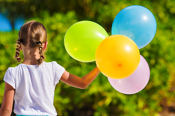 포토 JPG 해외이미지 주간 여자 어린이 한명 들기 상반신 야외 뒷모습 아웃포커스 풍선 소녀한명만 해외포토 자연요소 1 뷰포인트 모션 촬영기법 사람 여자한명만 소녀만 파일형식 이미지허브