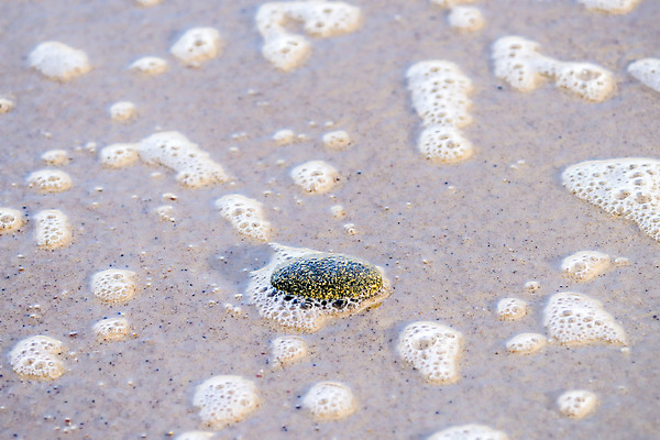 포토 JPG 해외이미지 유럽 모래 바다 여행 백그라운드 벽지 휴가 사람없음 물 검은색 거품 젖음 조약돌 흰색 서핑 방파제 분무기 카피스페이스 해외포토 자연요소 공공시설 나라 컬러 공백 돌_바위 수상스포츠 파일형식 이미지허브