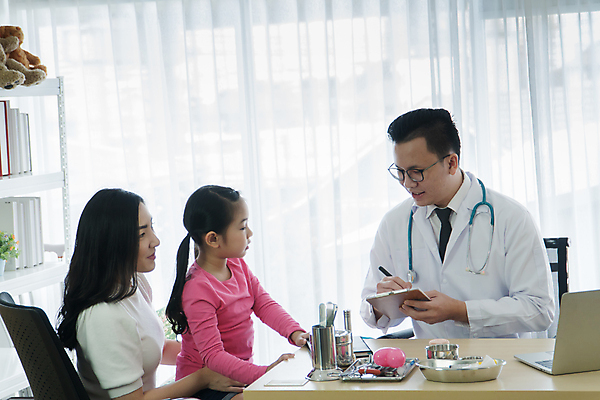 포토 JPG 해외이미지 직업 웰빙 여자 딸 행복 어린이 가족 청진기 엄마 함께함 건강 병원 대화 미소 사람 동양인 성인 세명 약 믿음 고통 환자 의사 질병 서비스 컨설턴트 방문 돌봄 소아과의사 조언 헬프 해외포토 감정 컨셉 의학 관계 의료기기 모션 표정 말하기 인종 의료진 도움 전문직 상담 파일형식 이미지허브