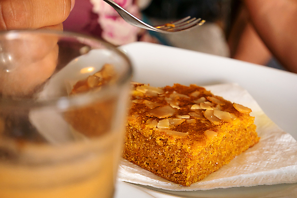 포토 JPG 해외이미지 전통 접시 커피 음식 조각 포크 부분 디저트 사람없음 갈색 노란색 케이크 빵집 견과류 닫기 달콤 아침식사 굽기 아몬드 타르트 페스츄리 핸드메이드 해외포토 식기 음료 빵 컬러 모션 상점 식사 맛 구이 파이_빵 파일형식 이미지허브