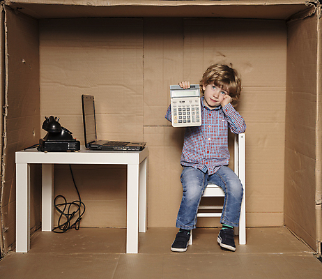 포토 JPG 해외이미지 전신 응시 남자 어린이 비즈니스 한명 들기 앉기 소년 앞모습 상자 사무실 턱괴기 계산기 업무 비즈니스맨 체험 계산 작음 고민 투자 소년만 소년한명만 해외포토 1 시선 감정 뷰포인트 컨셉 모션 문구용품 사람 장비 작업 직장인 크기 남자만 남자한명만 어린이만 파일형식 이미지허브