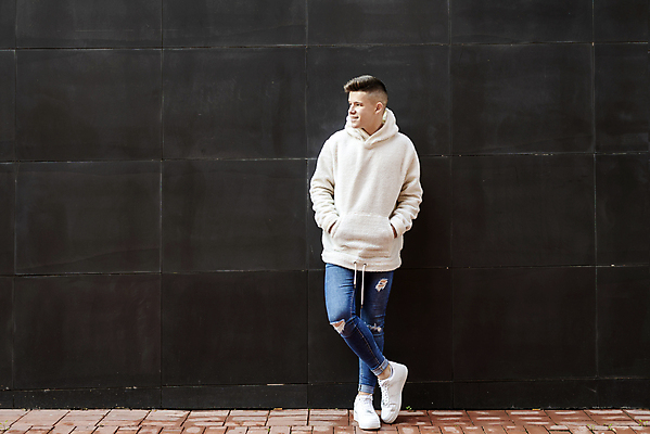 포토 JPG 해외이미지 백인 1 라이프스타일 응시 남자 행복 벽 짧은머리 거리 한명 서기 사람 동양인 20대 성인 야외 가로 유행 기댐 회색 도시 자신감 시원함 긍정 개성 진짜 혼자 스타일 카피스페이스 해외포토 서양인 헤어스타일 시선 감정 컬러 컨셉 모션 인종 청년 생활 공백 파일형식 이미지허브