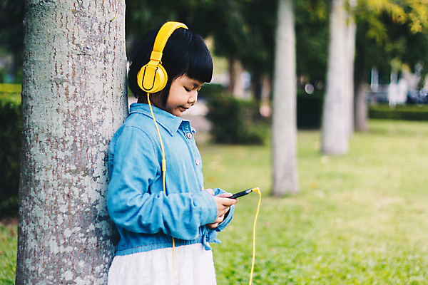 포토 JPG 해외이미지 라이프스타일 배너 행복 어린이 음악 이어폰 백그라운드 오렌지 학교 가족 자연 모바일 거리 한명 사람 소년 야외 10대 스마트폰 핸드폰 유행 얼음 헤드폰 듣기 도시 달콤 시원함 먹기 해외포토 자연요소 1 교육 남자 감정 음향기기 과일 관계 모션 청소년 문화예술 생활 전자제품 스마트기기 맛 생태계 파일형식 이미지허브