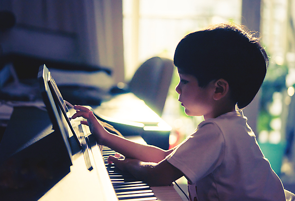 포토 JPG 해외이미지 교육 어린이 음악 창문 놀이 주택 미술 한명 사람 동양인 소년 취미 빛 알약 음악가 방 기구 피아노 스마트 멜로디 뮤지컬 해외포토 직업 1 남자 컨셉 문화예술 인종 건물 약 건반악기 파일형식 이미지허브