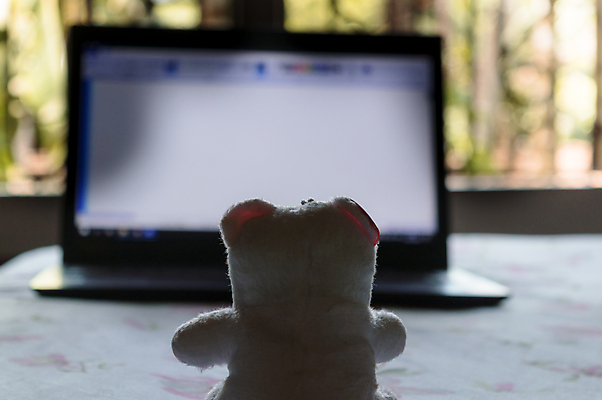 포토 JPG 해외이미지 라이프스타일 응시 교육 행복 어린이 인형 백그라운드 통신 무선통신 미래 한명 사람없음 장식 인테리어 컴퓨터 태블릿 한개 장난감 모니터 곰인형 장비 관찰 작업장 연결 작음 거짓 정물화 해외포토 1 디자인 시선 감정 산업 컨셉 모션 사람 생활 전자제품 스마트기기 크기 그림 파일형식 이미지허브