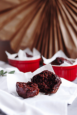 포토 JPG 해외이미지 모양 식기 접시 음식 백그라운드 컨셉 재료 디저트 건강 사탕 요리 사람없음 컵 빨간색 갈색 주방 초콜릿 빵집 장비 회색 흰색 도자기 사발 달콤 맛 작음 설탕 컵케이크 굽기 먹기 준비 흰배경 냅킨 머핀 레시피 곰팡이 방법 백자 캐서롤 페스츄리 핸드메이드 해외포토 빵 컬러 모션 케이크 상점 용기_그릇 사기그릇 크기 구이 파일형식 이미지허브